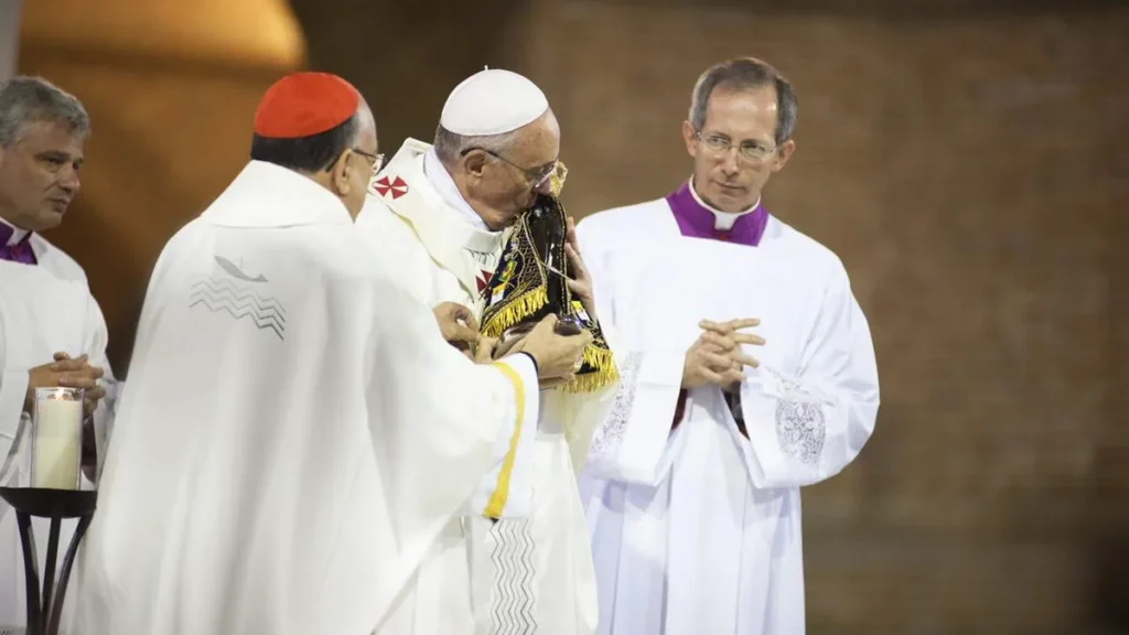 Imagem Papa beija a imagem de Aparecida do artigo Os gestos do Papa Francisco em Aparecida