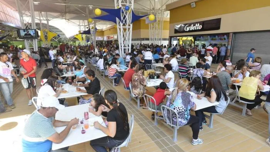 Praça de alimentação do Centro de Apoio ao Romeiro