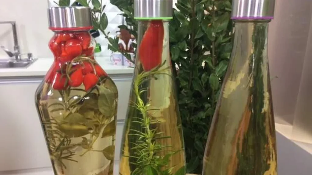 Imagem Azeite e vinagre aromatizado do artigo Chef Roberto te ensina a fazer azeite e vinagre aromatizado, Pimenta síria, Ervas finas e Tempero baiano