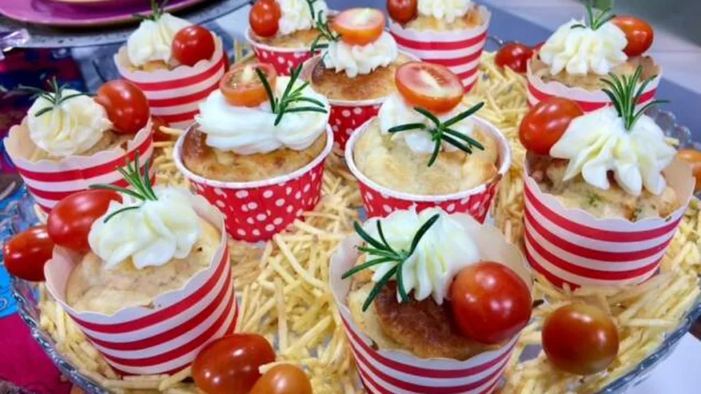 Imagem Cupcake salgado santa receita do artigo Aprenda a fazer cupcake salgado de frango com palmito!