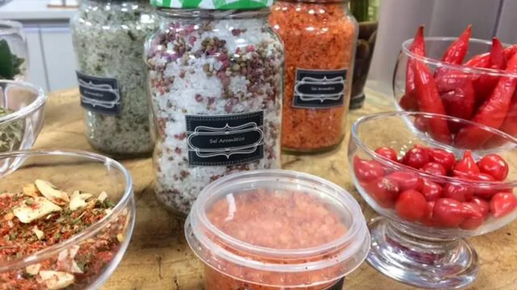 Imagem Minicurso temperos do artigo Na segunda aula do minicurso de temperos caseiros, aprenda a fazer Sal aromático, pasta de pimentão e açafrão, e um azeite caseiro!