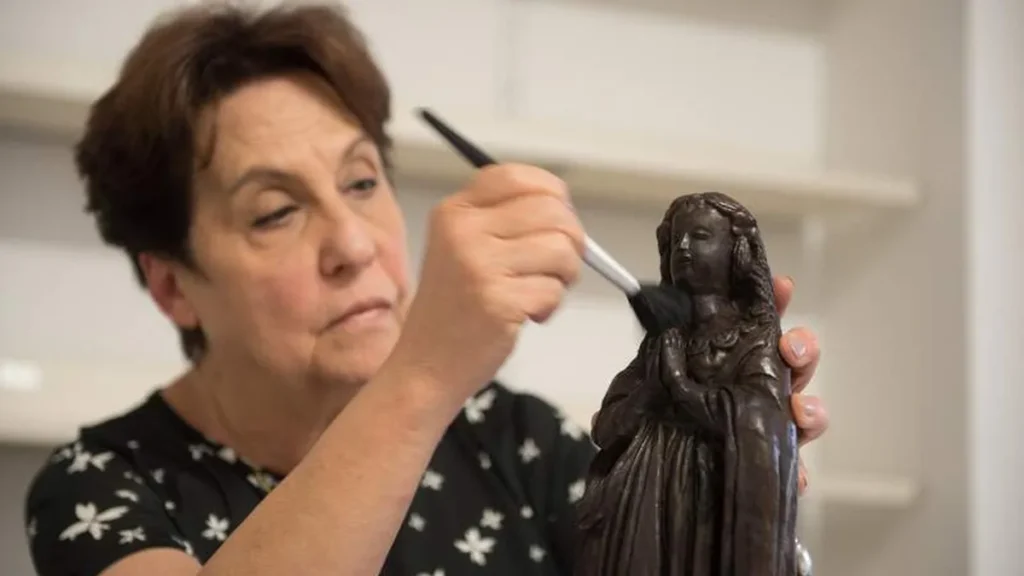 Imagem Maria Helena Chartuni limpeza da imagem do artigo Restauro da Imagem de Nossa Senhora Aparecida completa 46 anos