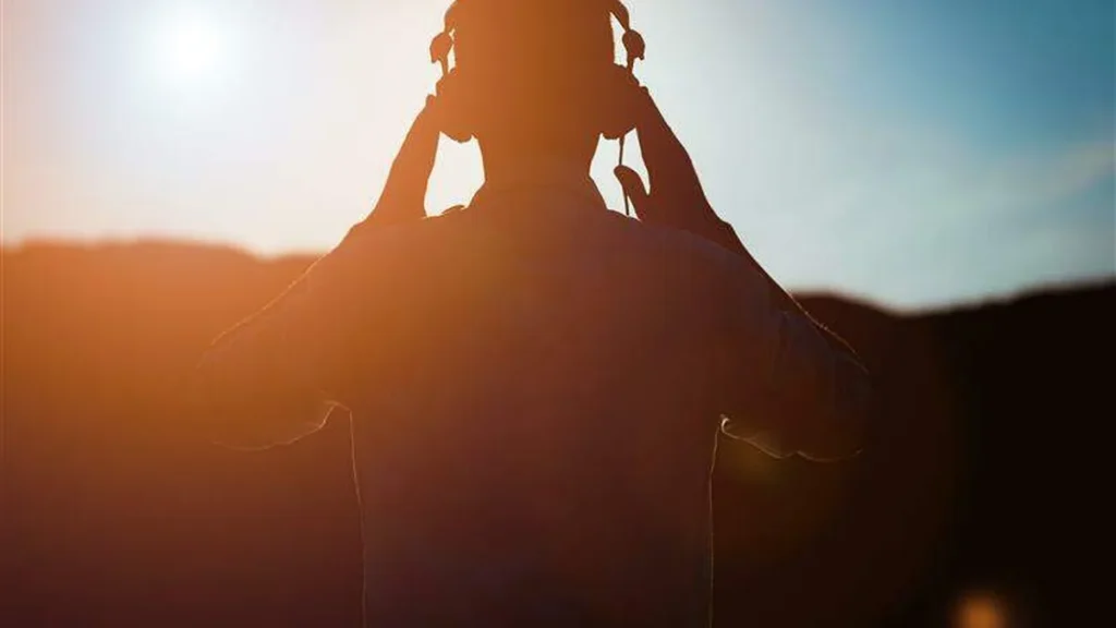 Imagem Sobra da pessoa escutando musica do artigo 12 músicas para falar de vocação