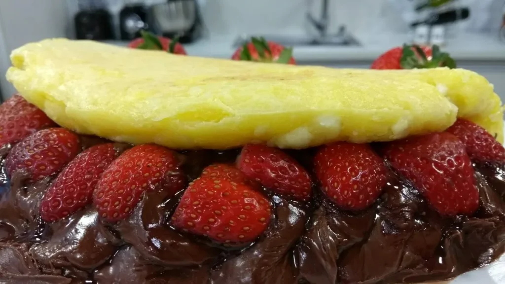 Imagem Pastel doce de forno do artigo Pão de queijo de frigideira com recheio de creme de avelã e morangos!
