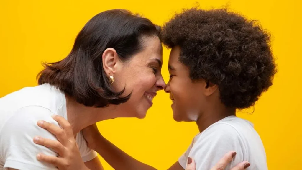 Mãe e filho adotado se tratando com carinho