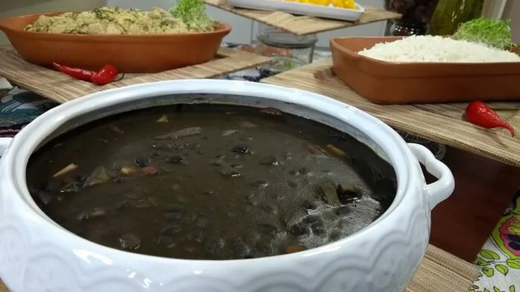 Imagem feijoada de legumes do artigo Feijoada de legumes com farofa