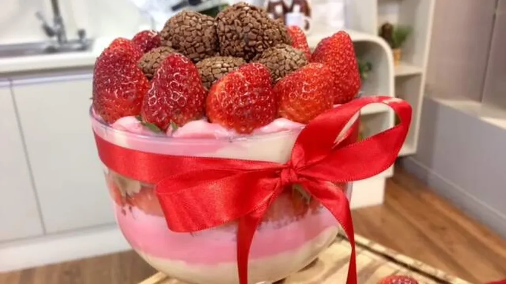 Imagem DOCE LA BELLA do artigo Doce la bella feito com 3 cremes: Leite em pó, mousse de morango e brigadeiro!
