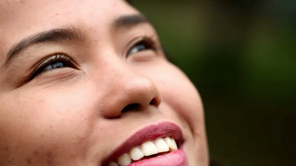 Imagem mulher olhando pra cima pro ceu do artigo Como a fé pode te ajudar a conhecer Jesus?