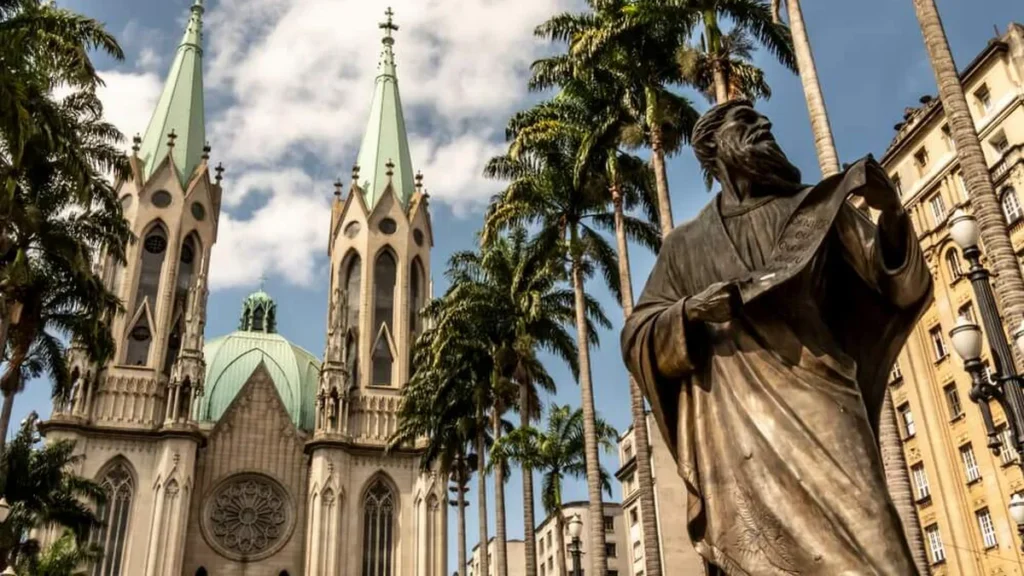 Escultura do Apóstolo Paulo, criada pelo escultor Murilo Sa Toledo. em frente à Sé Catedral, na Praça da Sé, no centro de São Paulo.