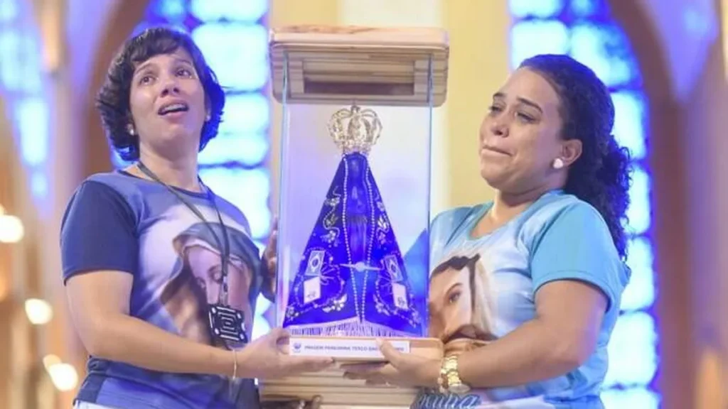 Momento da oração do Santo Terço no Altar Central