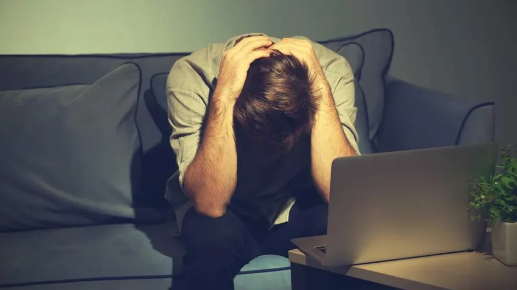 Imagem pessoa chateada preocupacao do artigo "Faço tudo errado!": Como agir quando tenho pensamentos negativos?