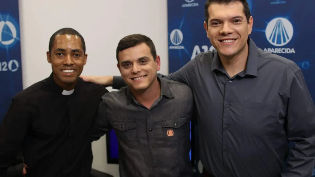 Padre Moisés Júnior e Marcelo Zanine participam do Redação A12 ao vivo. Fraternidade e políticas públicas foi o tema da discussão