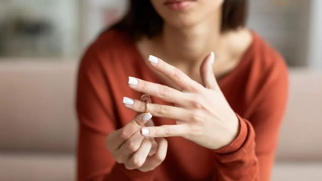 Imagem mulher tirando a alianca de casada do dedo do artigo O que é nulidade matrimonial?