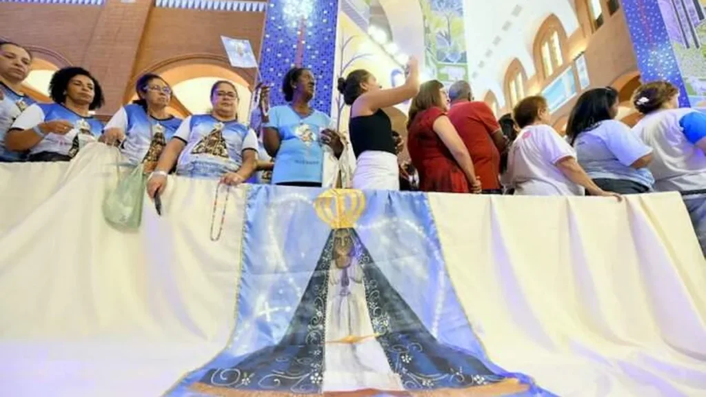 Momento da oração do Santo Terço no Altar Central