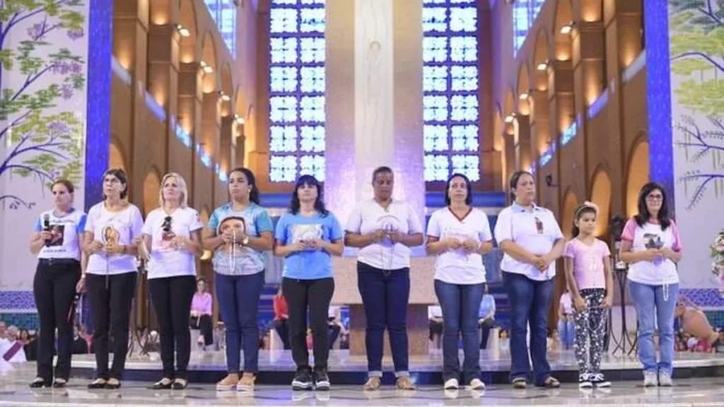 Momento da oração do Santo Terço no Altar Central