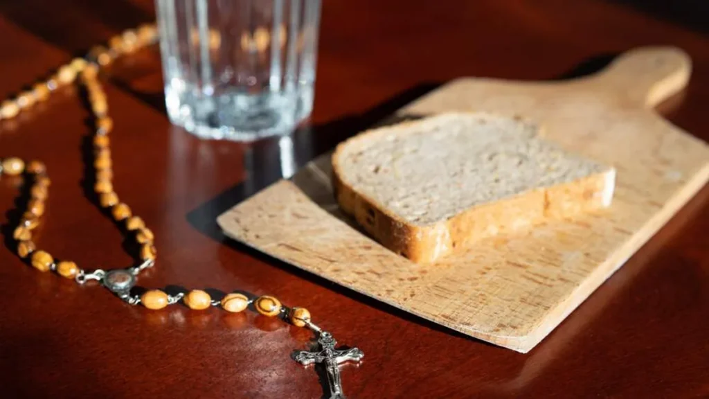 Imagem terco agua e pao sobre a mesa do artigo O que a Bíblia diz sobre jejum?