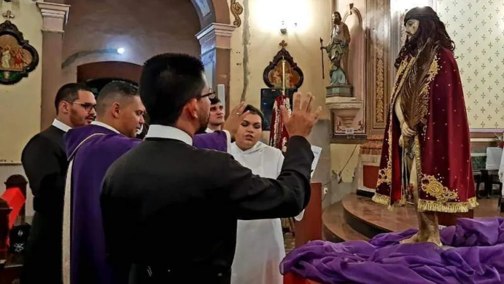 Imagem Missionarios no Santuario Bom Jesus em Pirapora. do artigo Com melhorias e proposta de restauro, Santuário de Pirapora completa um ano com Redentoristas