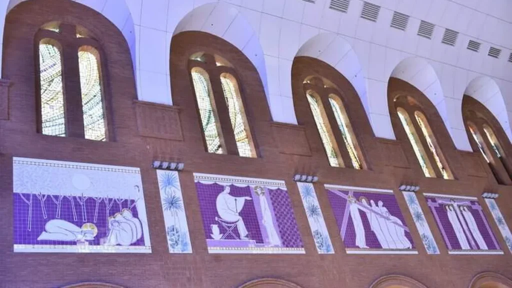 Imagem Nave Oeste no Santuario Paineis Paixao e Morte de Cristo do artigo Obra sacra do Santuário motiva a reflexão da Paixão e Morte de Cristo