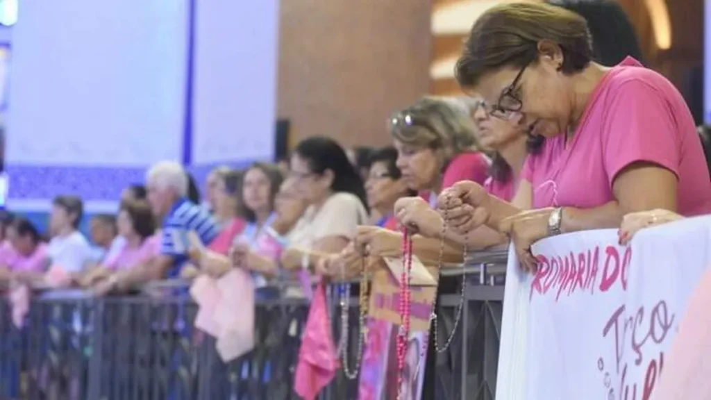 Momento da oração do Santo Terço no Altar Central