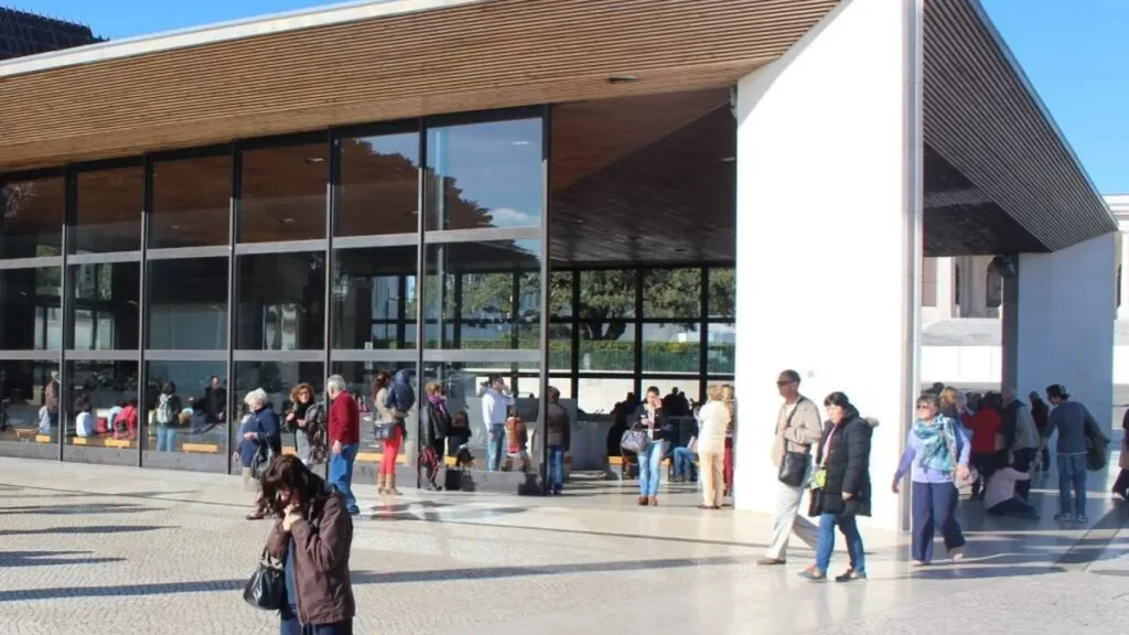 Devota de joelhos próxima da Capelinha das Aparições, em Fátima, Portugal (foto antes da pandemia)