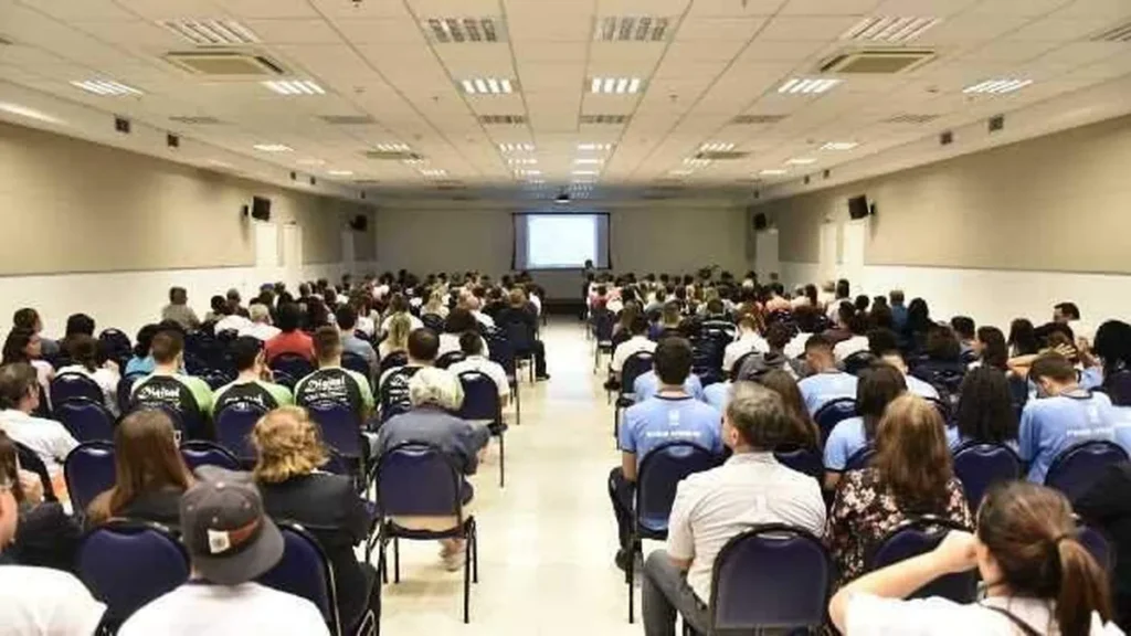 Funcionários e lojistas participam da Semana do Empreendedor