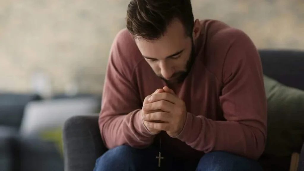 Imagem jovem rezando do artigo Por que Deus não me dá um sinal?