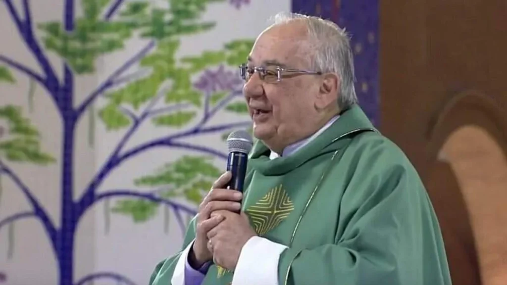 Imagem Padre Carlos Artur em missa no Santuario de Aparecida do artigo Segundo dia do Tríduo de Corpus Christi reflete a intimidade com Deus