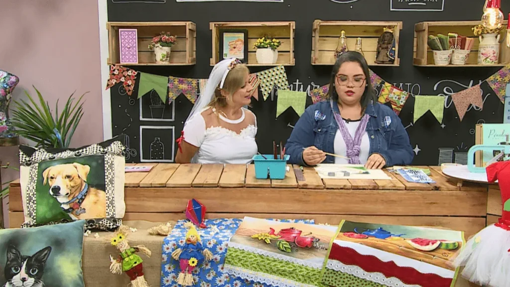 Imagem Aniversario claudia pacheco vida com arte do artigo Em clima de festa junina, Claudia Pacheco ganha aniversário na TV Aparecida