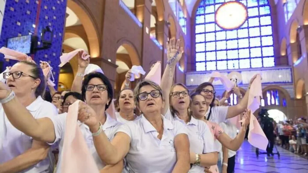 Momento da oração do Santo Terço no Altar Central