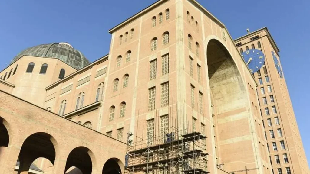 Imagem Andaime na fachada norte do Santuario de Aparecida do artigo Santuário inicia as obras para o revestimento da primeira fachada
