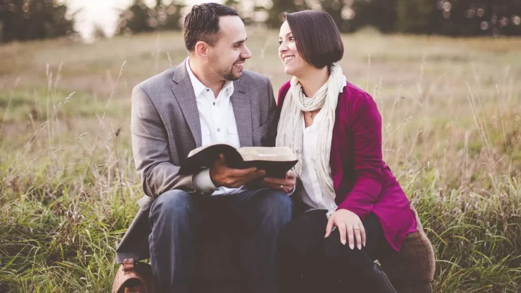 Imagem Namorados com biblia na mao do artigo 12 conselhos bíblicos para seu namoro