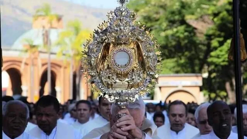 Procissão percorre pátios do Santuário Nacional após a missa das 9h