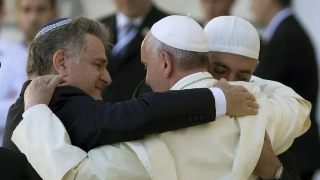 Imagem papa com rabino e lider muculmano na terra santa do artigo Padre Zezinho explica motivo de separações de igreja