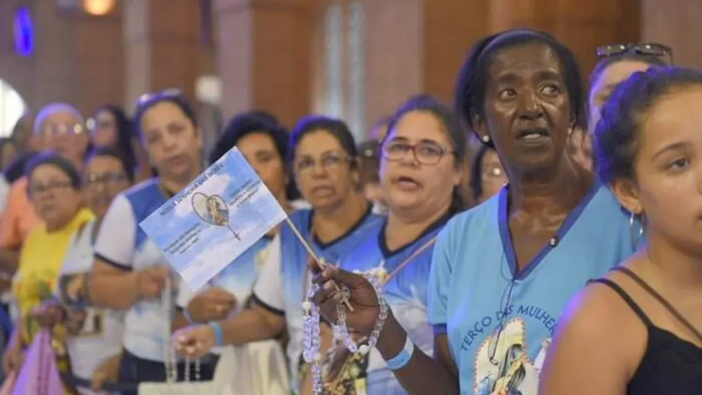 Momento da oração do Santo Terço no Altar Central