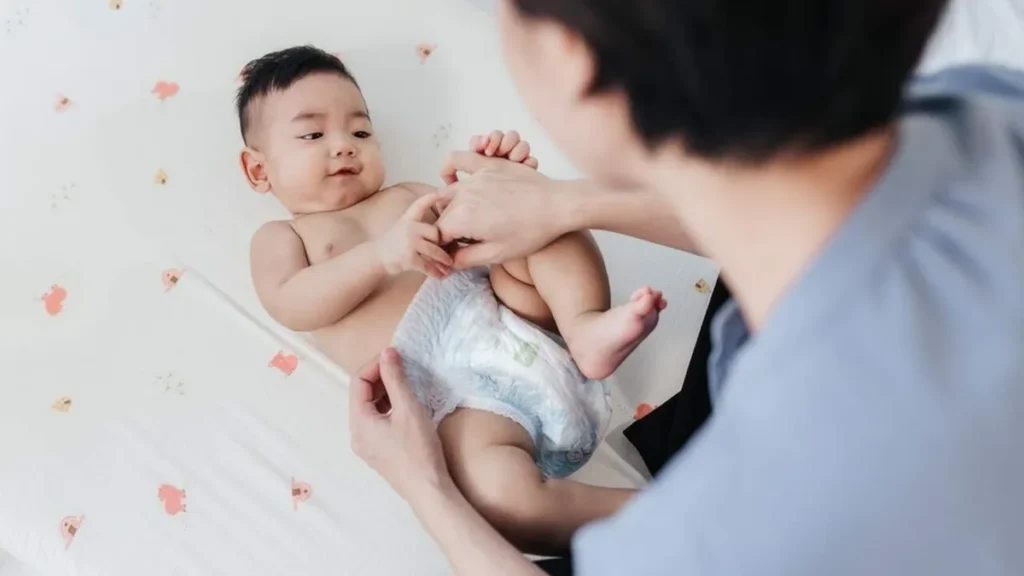 Imagem Crianca e o pai do artigo Fraldários do Santuário trazem mais conforto para o seu bebê