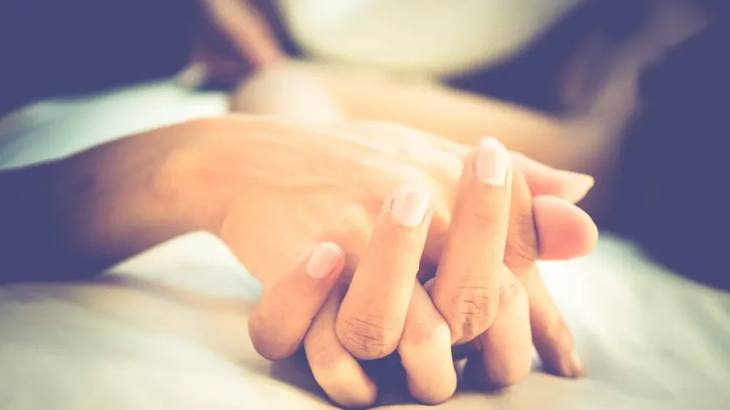 Imagem maos dadas na cama do artigo Entenda o pecado da luxúria