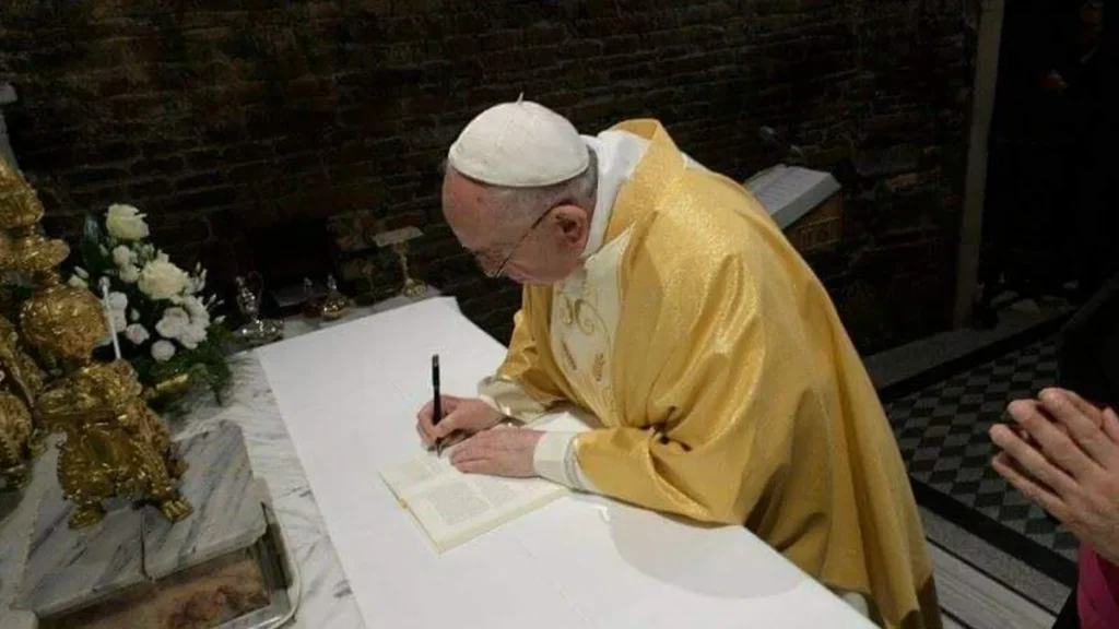 Imagem papa francisco assina exortacao apostolica do artigo O que é o dogma da 'infalibilidade pontifícia'?