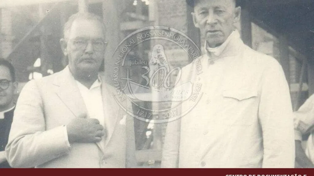 O arquiteto Benedito Calixto de Jesus Netto e o Cardeal Carlos Carmelo na construção da nova basílica em 1956. Foto: CDM Santuário Nacional