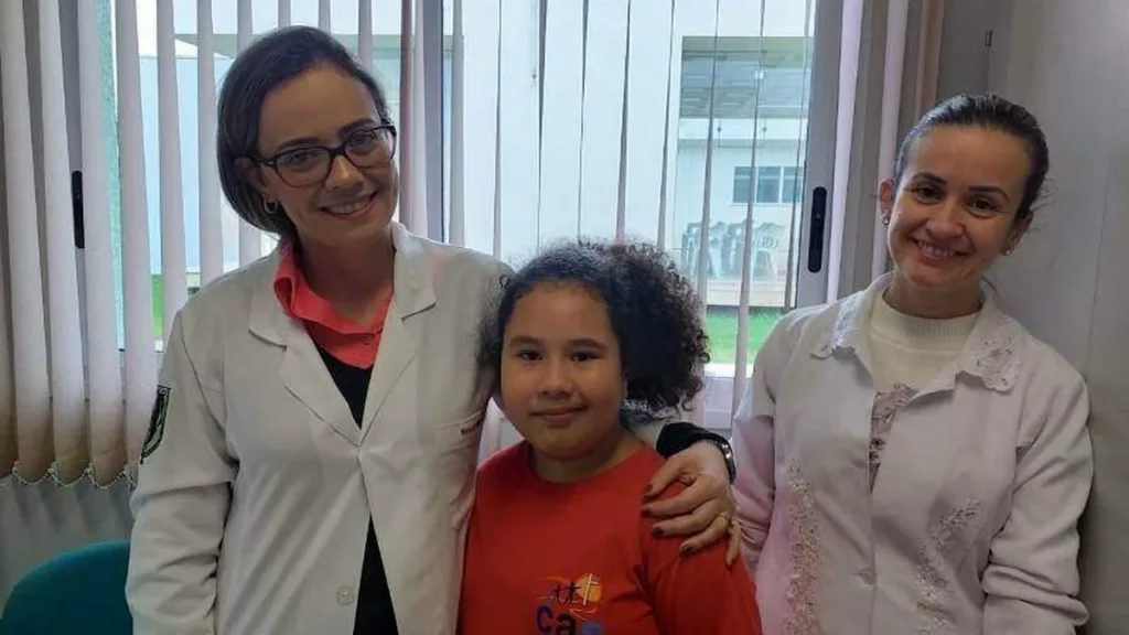 Agentes do Programa Mais Médicos e beneficiária.