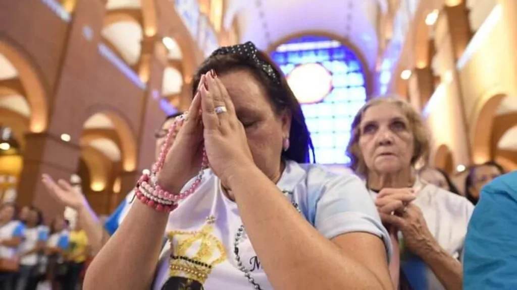 Momento da oração do Santo Terço no Altar Central