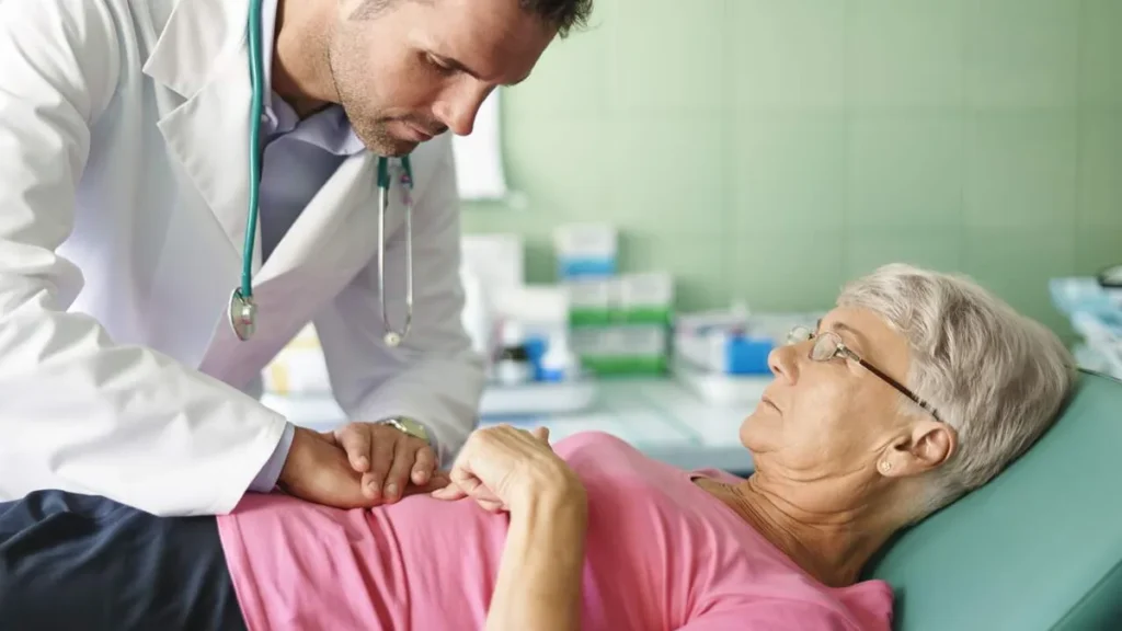 Imagem Mulher sendo examinada por medico do artigo Saúde renal: hábitos e prevenção da doença crônica