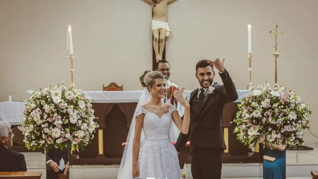 Imagem casamento casal Victor Ribeiro e Ana Paula Meriguete do artigo Noivos trocam festa de casamento por jantar para famílias carentes