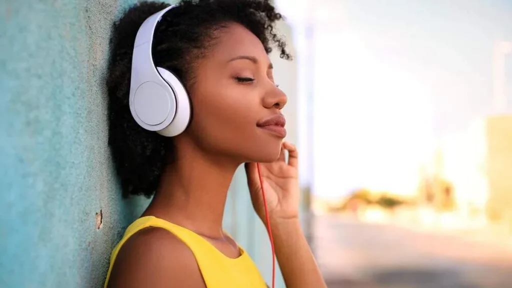 Imagem jovem escutando musica do artigo 5 músicas para você se sentir em paz