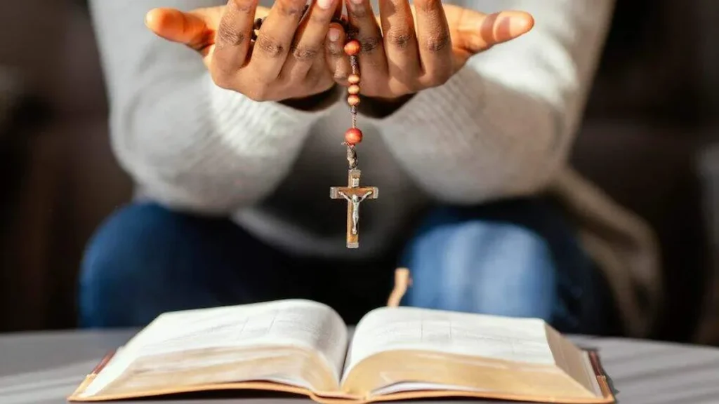 Imagem Maos rezando com terco e biblia do artigo 10 versículos para você fazer escolhas com sabor de eternidade