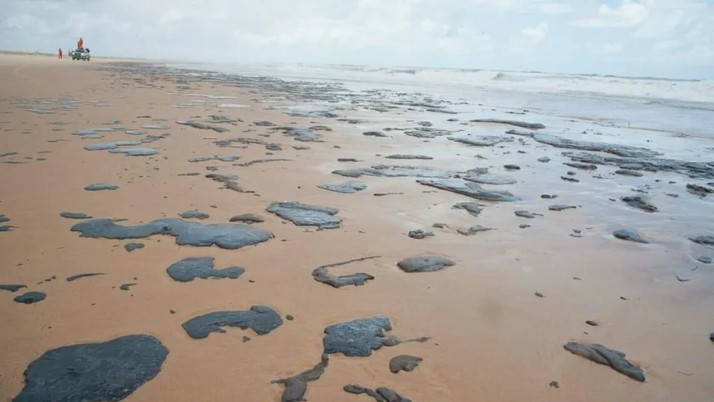 Imagem manchas petroleo do artigo Entenda a gravidade das manchas de óleo no mar brasileiro