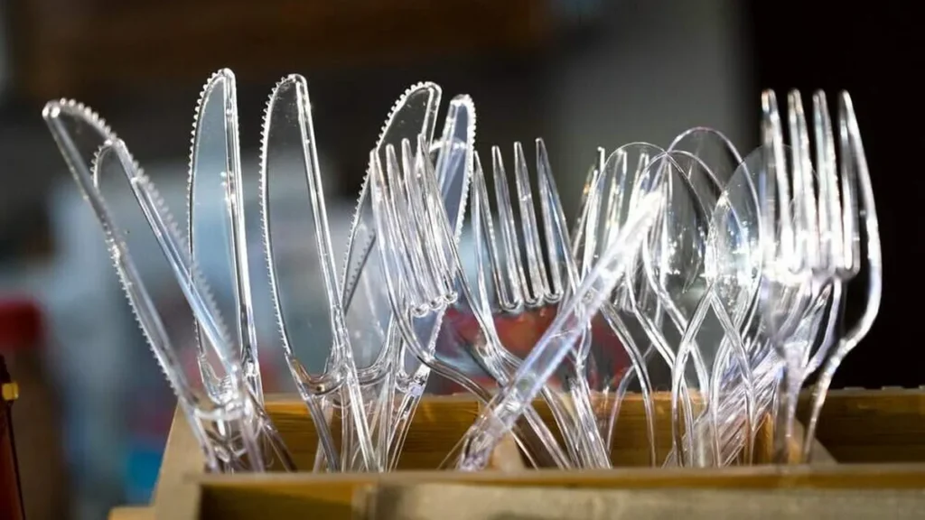 Imagem talheres plastico do artigo China, assim como São Paulo, proibirá plásticos até 2025