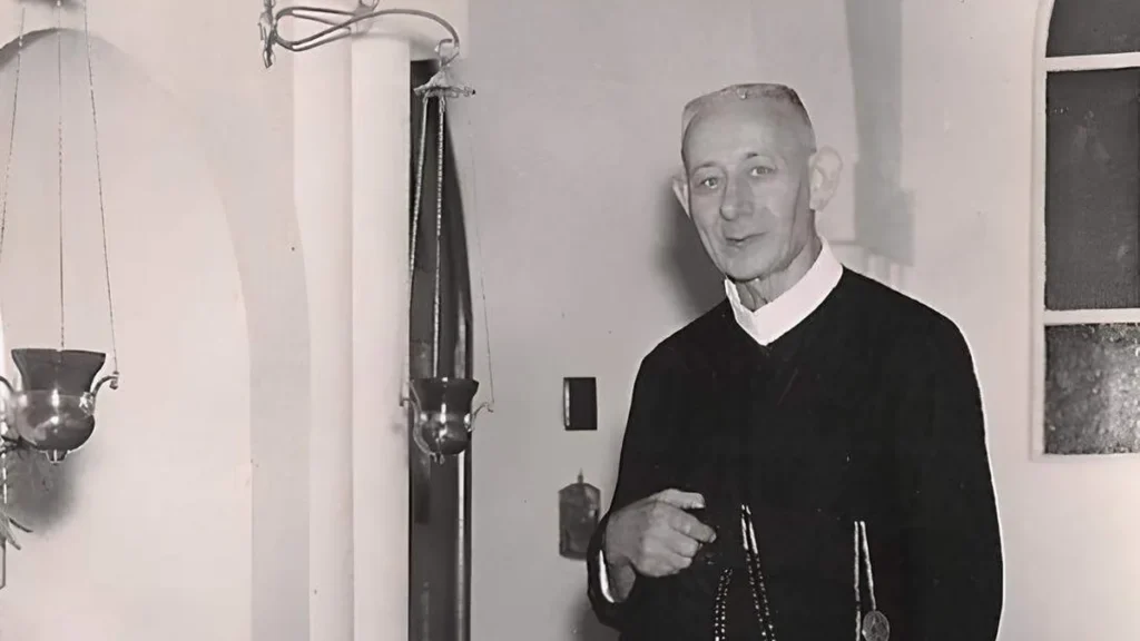 Imagem 1953 Pe. Valentim Mooser as instalacoes ja prontas Ed. Santuario Rua Oliveira Braga 5 cena 2 TOMADA do artigo Padre Valentim Mooser: o missionário da Editora Santuário