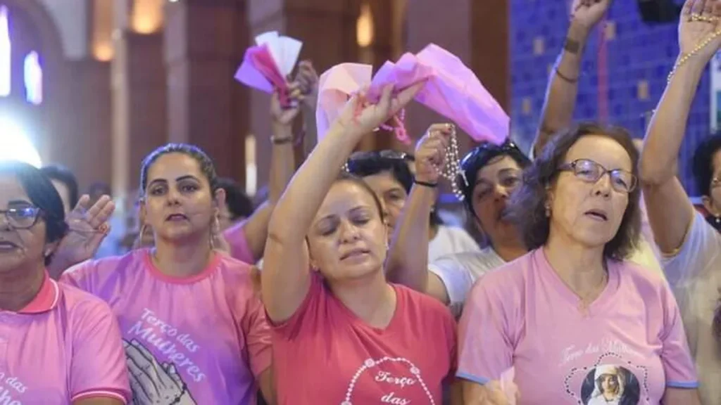 Momento da oração do Santo Terço no Altar Central