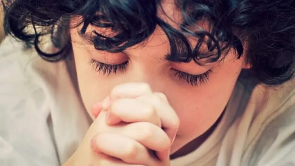 Imagem Crianca rezando do artigo Você já parou para pensar o que a infância de Jesus nos ensina?
