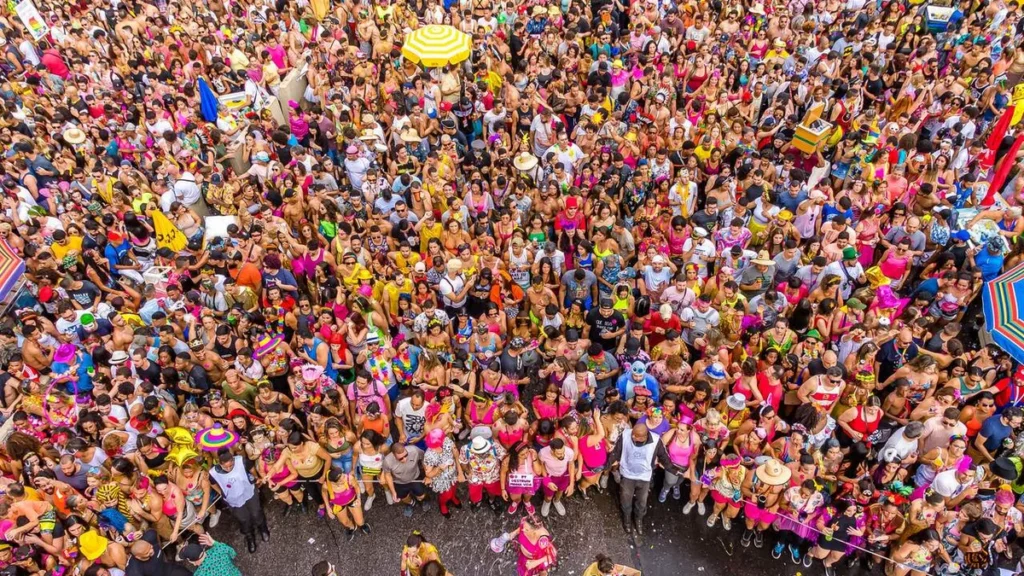 Imagem Mar de pessoas no carnaval de rua do artigo Carnaval: o que pode e o que não pode?